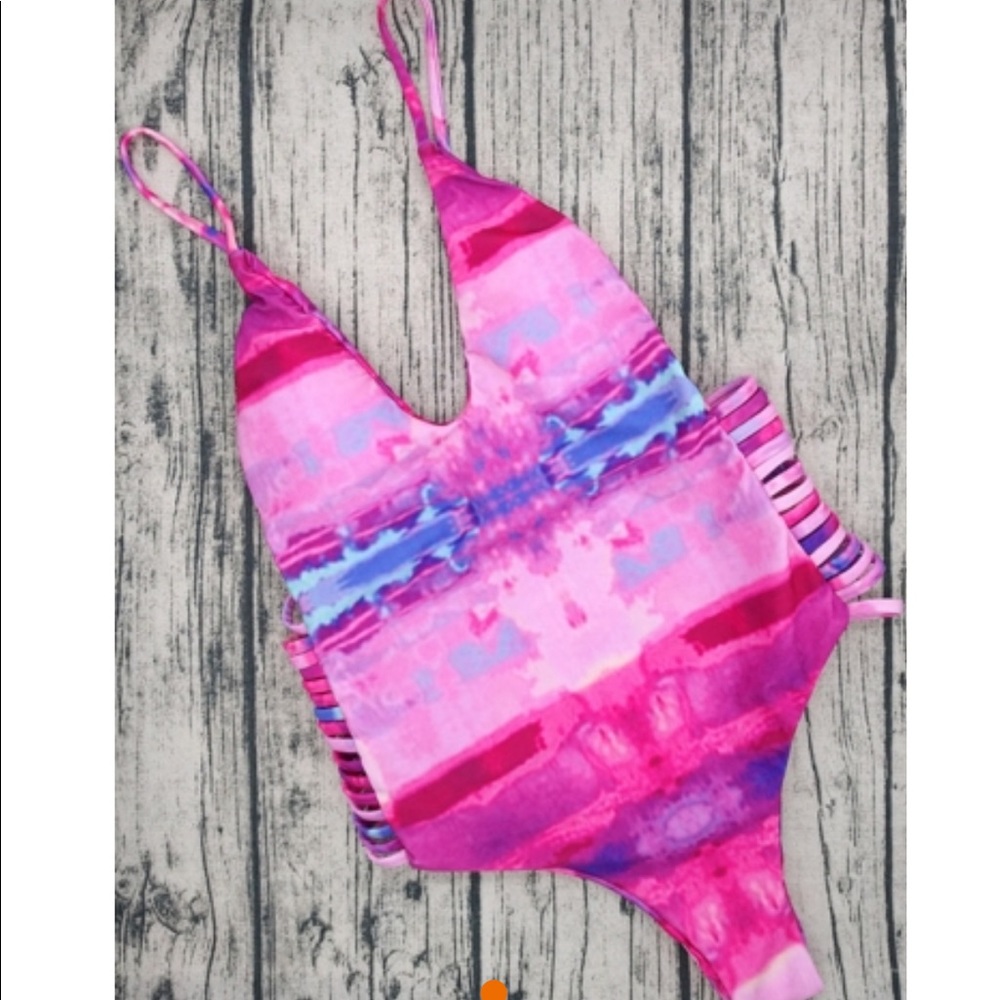 NWT 2017 women’s cut out bikini 👙 pink multicolor